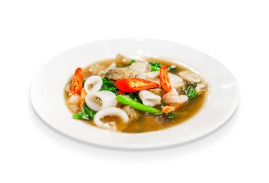 kızarmış noodle ile deniz ürünleri ve et suyu batırılmış kale