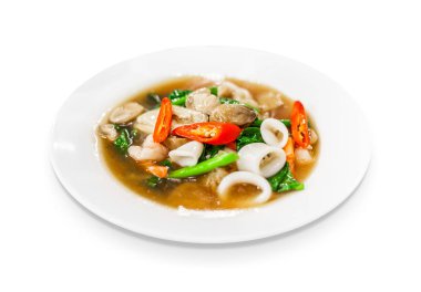 kızarmış noodle ile deniz ürünleri ve et suyu batırılmış kale