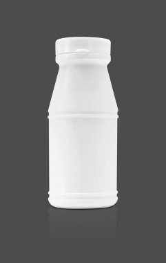 boş paketleme içecek plastik şişe gri arka plan üzerinde izole