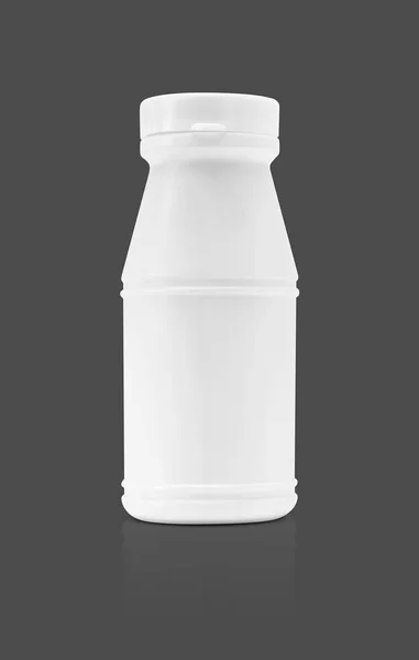 Пустая упаковка напитка пластиковые бутылки изолированы на сером фоне — стоковое фото