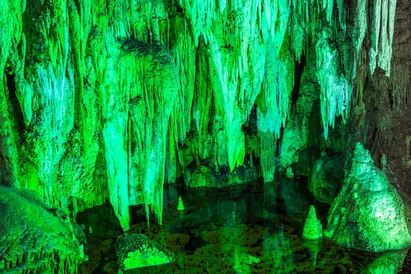 Cueva Furong en el Parque Nacional de Geología de Wulong Karst, China — Foto de Stock