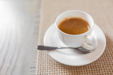 antika ahşap masa üzerinde beyaz fincan sıcak kahve