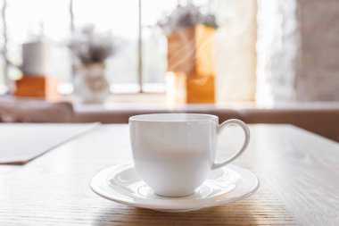 antika ahşap masa üzerinde beyaz fincan sıcak kahve