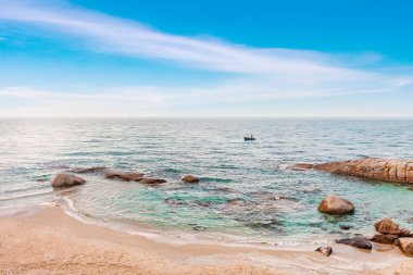 sabah güneşin parlak mavi gökyüzü ve balıkçı küçük bir balıkçı tekne ile denizde
