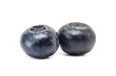 beyaz arkaplanda yaban mersini meyvesi