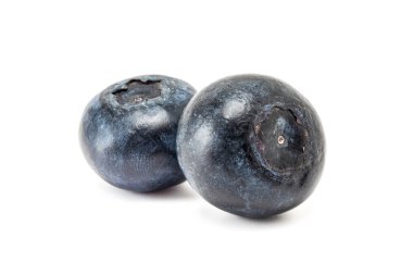 beyaz arkaplanda yaban mersini meyvesi