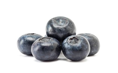 beyaz arkaplanda yaban mersini meyvesi