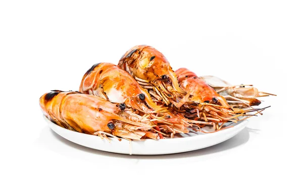 Смажені креветки смачні морепродукти в білій тарілці ізольовані на білому тлі — стокове фото