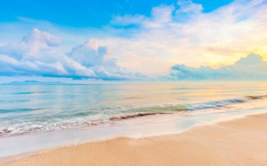 Sahilde güzel gündoğumu zaman dinlendirici yaz aylarında