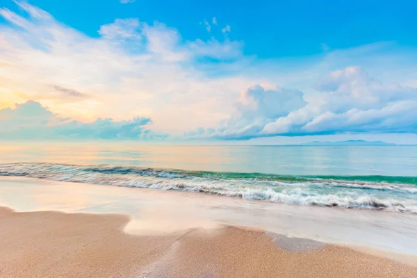 Belo nascer do sol na praia no verão tempo de relaxamento — Fotografia de Stock