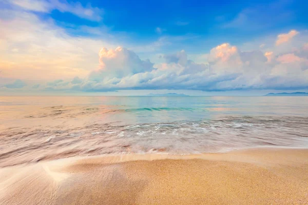 Belo nascer do sol na praia no verão tempo de relaxamento — Fotografia de Stock