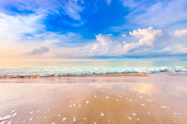 Belo nascer do sol na praia no verão tempo de relaxamento — Fotografia de Stock