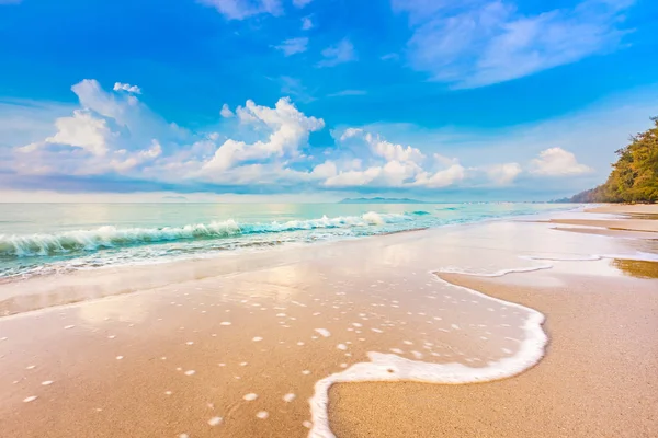 Belo nascer do sol na praia no verão tempo de relaxamento — Fotografia de Stock