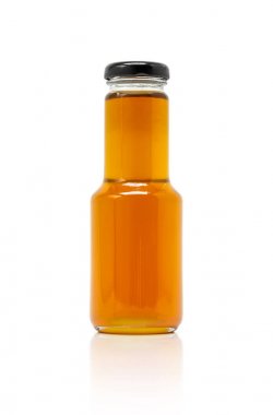 cam şişe ambalajı üzerinde beyaz arka plan izole bal arısı