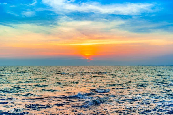 Indahnya matahari terbenam di laut dengan warna-warni langit menaungi — Stok Foto