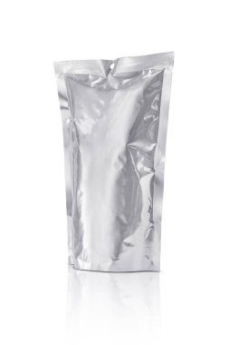 Beyaz arka plan üzerinde izole boş ambalaj alüminyum folyo kese