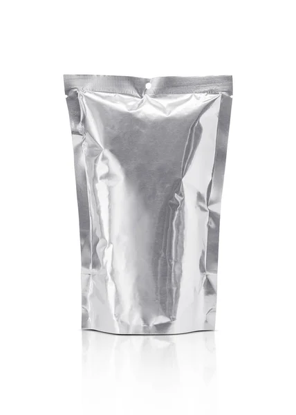 Embalagem em branco bolsa de folha de alumínio isolado no fundo branco — Fotografia de Stock