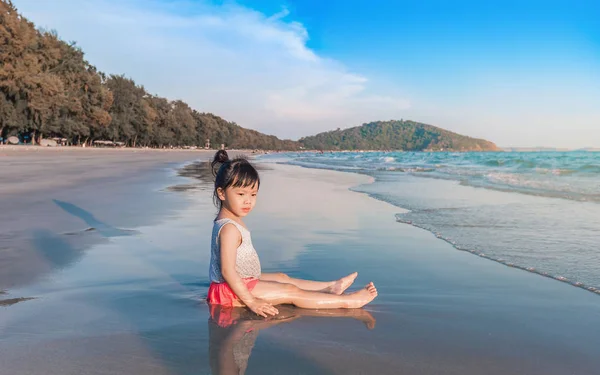 Little girl 2-3 years plays on the beach in sunset — Stock Photo, Image