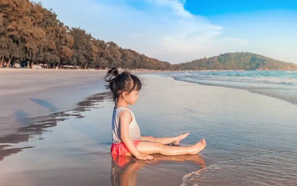 Little girl 2-3 years plays on the beach in sunset — Stock Photo, Image