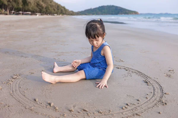 Little girl 2-3 years plays on the beach in sunset — Stock Photo, Image