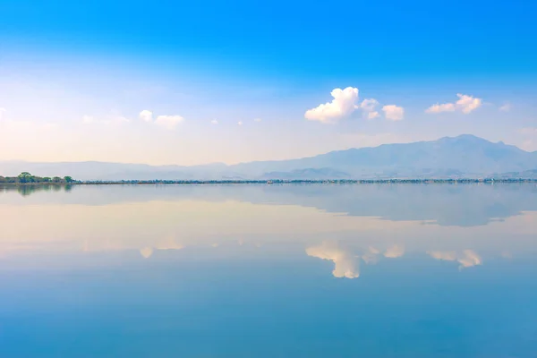 Calmness lake in the morning with mountain and reflection in the water — Stock Photo, Image