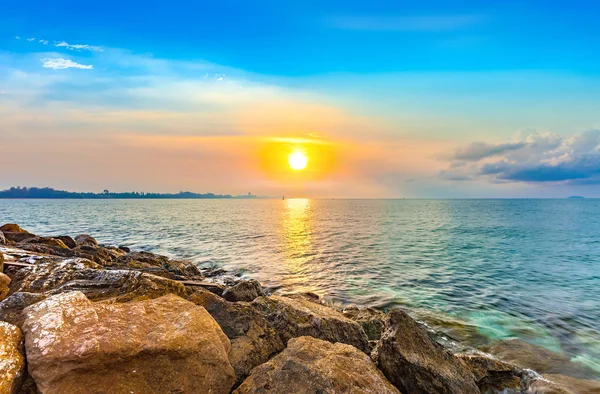 Calme bord de mer avec beau lever de soleil du matin — Photo