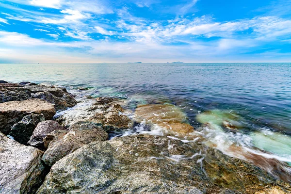 Temiz su ve bulutlu mavi gökyüzü ile sakinlik deniz kıyısı — Stok fotoğraf