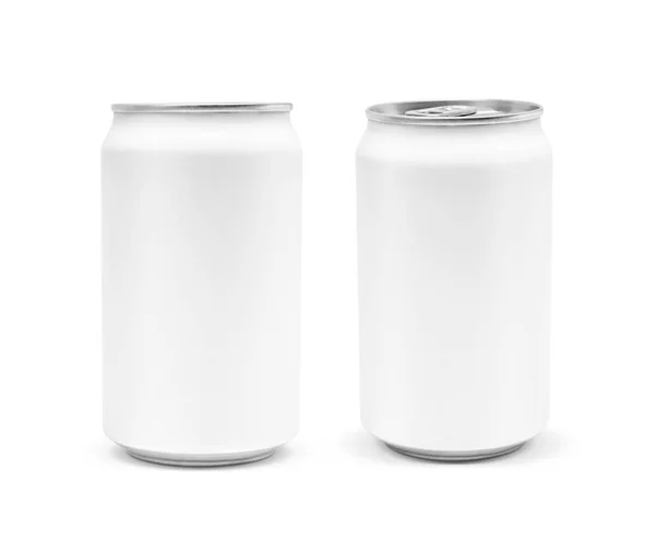 Lata de la bebida del embalaje en blanco aislada en fondo blanco — Foto de Stock