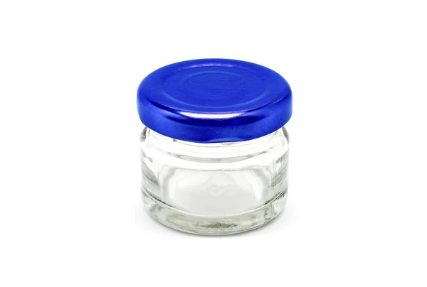 Простая упаковка прозрачная стеклянная бутылка с голубой алюминиевой крышкой изолированы на белом фоне — стоковое фото