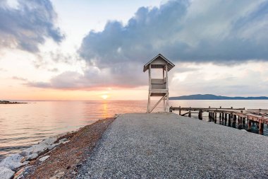 Çok güzel bir sabah gündoğumu ve sakinlik deniz manzarası içinde eski iskele Köprüsü