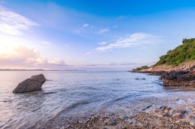 sabah Sunrise ahşap geçit köprüsü ve dağ manzara ile güzel deniz kıyısı
