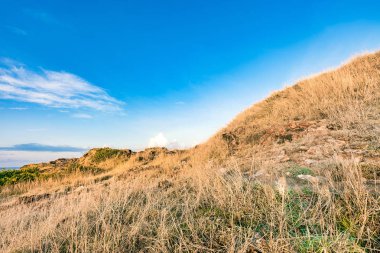 Güzel rock dağ Peyzaj ve parlak mavi gökyüzü kuru çayır