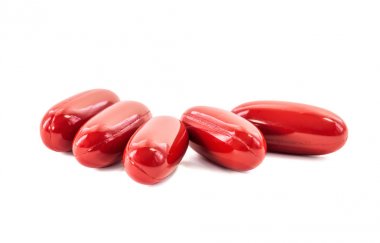 Beyaz arka plan üzerinde izole kırmızı ek kapsül