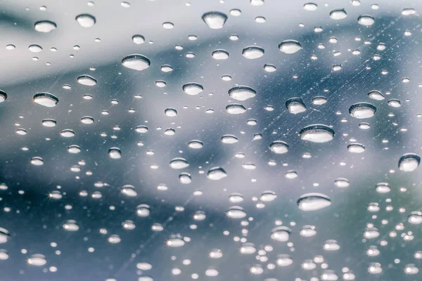 Yağmur sonra bir araba ön cam üzerinde yağmur damlaları — Stok fotoğraf