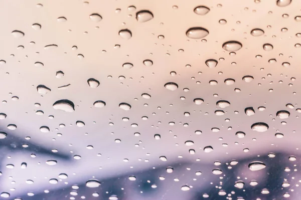 Yağmur sonra bir araba ön cam üzerinde yağmur damlaları — Stok fotoğraf