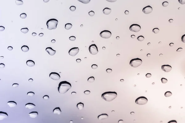 Gotas de lluvia en el parabrisas de un coche después de llover — Foto de Stock
