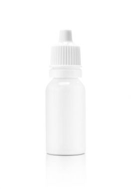 Beyaz arka plan üzerinde izole sıvı damlalık tıp boş ambalaj beyaz plastik şişe