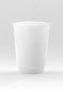 boş ambalaj beyaz plastik kap beyaz zemin üzerine yoğurt süt ürünleri için