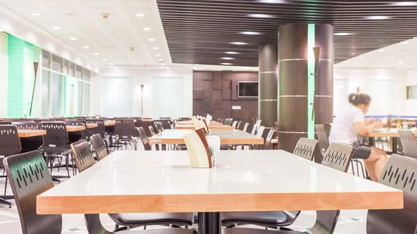 Moderno interior de cafetería o cantina con sillas y mesas —  Fotos de Stock