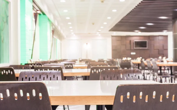 Сучасний інтер'єр кафетерії або їдальні зі стільцями і столами — стокове фото