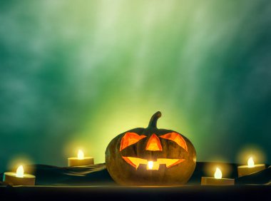 Cadılar Bayramı Balkabağı kafa mum karanlığın ürkütücü arka planda ışık ile