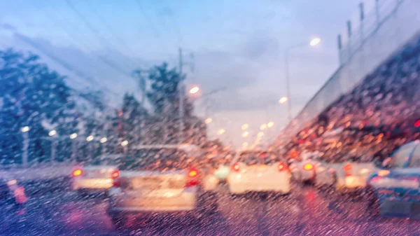 Liikenneruuhka sadepäivinä — kuvapankkivalokuva