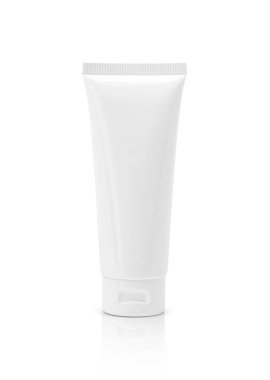 Beyaz arka plan üzerinde izole boş ambalaj kozmetik plastik tüp