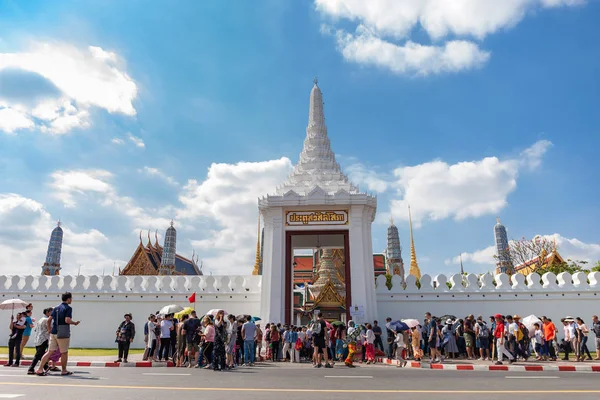 Неизвестные туристы толпились перед воротами великого дворца Бангкока, Таиланд — стоковое фото