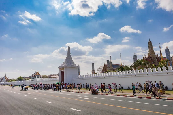 Bangkok, Thailand - January 2, 2018 : Unknown tourists crowded i — Stock Photo, Image