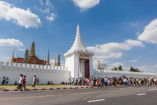 Bangkok, Tailandia - 2 de enero de 2018: Turistas desconocidos hacinados i —  Fotos de Stock