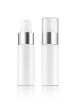 Beyaz arka plan üzerinde izole boş ambalaj beyaz plastik serum şişesi