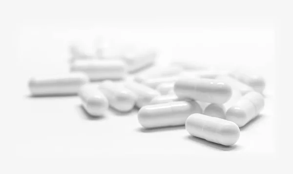 Beyaz arka plan üzerinde beyaz ilaç kapsül — Stok fotoğraf