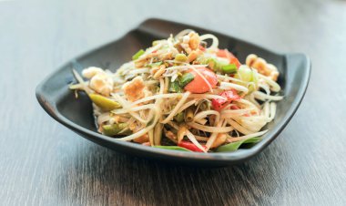 Papaya Salatası Tay geleneksel gıda veya Tay Somtum adı