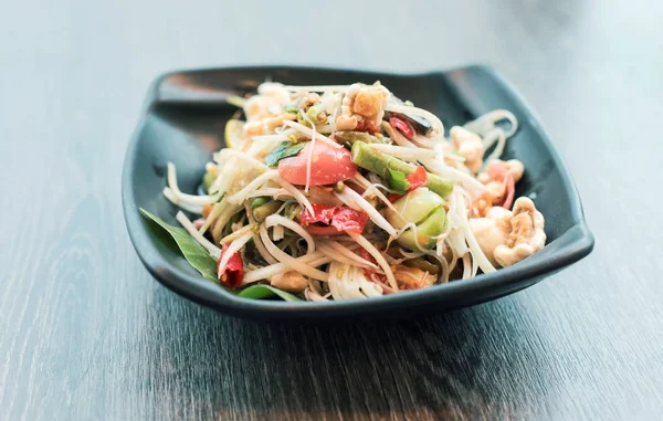Salada de mamão tailandês comida tradicional ou nome em tailandês Somtum — Fotografia de Stock